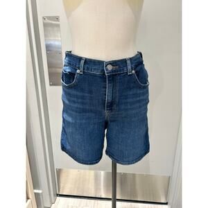 Levi’s Classic Medium Wash Denim Shorts – Size 28 (US 6)